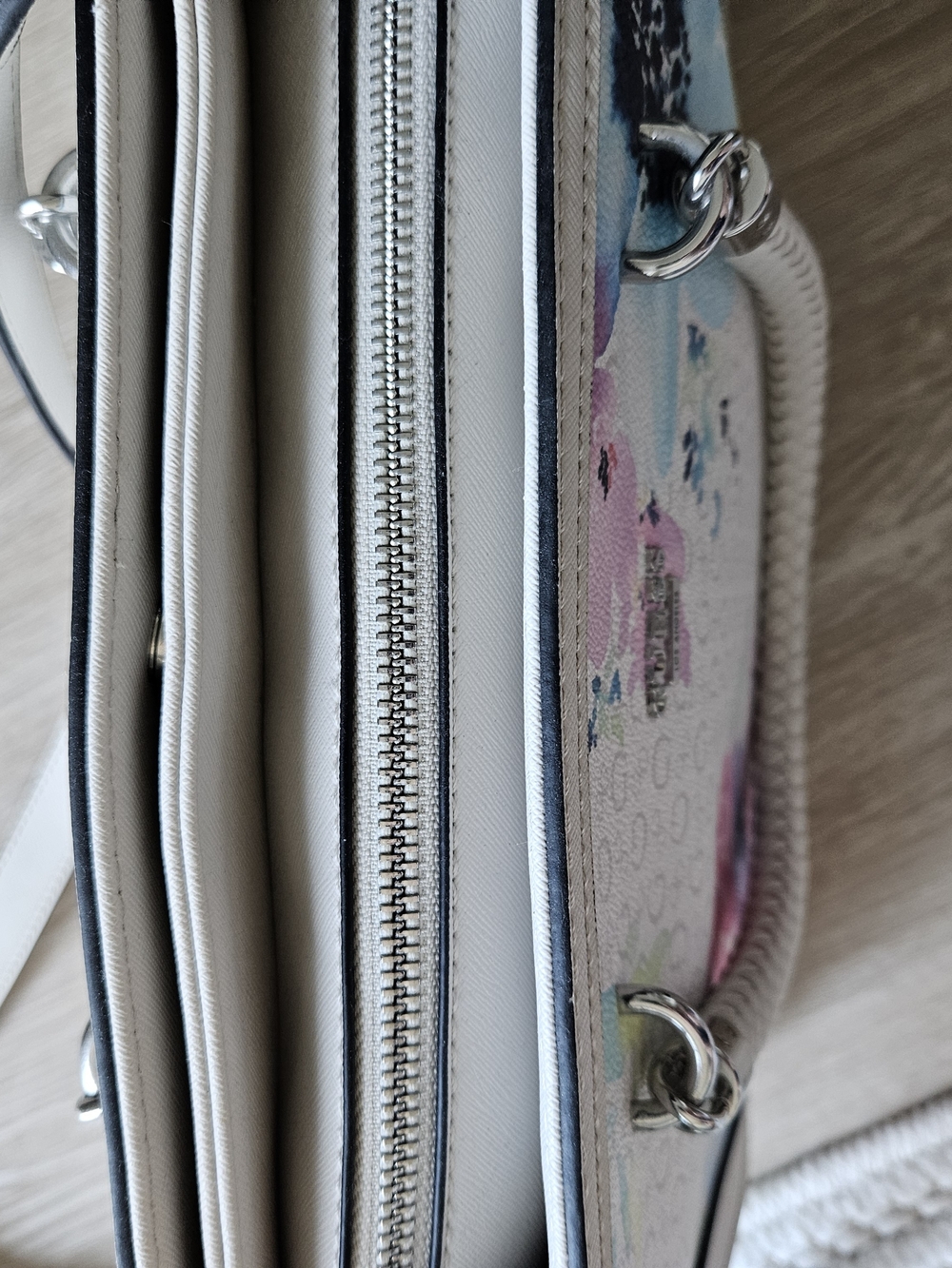 GUESS White Floral Handbag - Picture 4 of 10